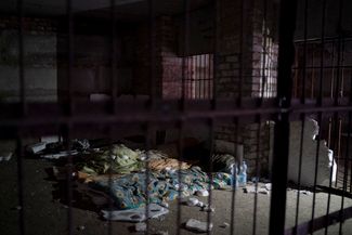 Одеяла и спальные мешки в подвале, который, по данным украинских властей, использовался как камера пыток во время российской оккупации