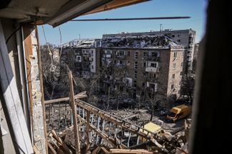 Разрушенный жилой квартал в Киеве. Власти город заявили, что 18 марта от сбитой российской ракеты, попавшей в жилой дом, погиб один человек. По их информации, также пострадали школа и детская площадка.