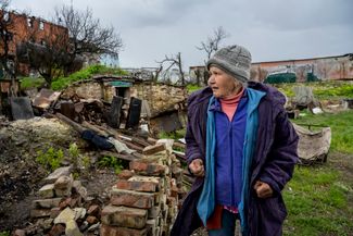Жительница Богородичного Любовь у своего разрушенного дома
