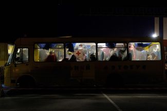 Прибытие автобуса с беженцами из Мариуполя и Мелитополя в Запорожье. 1 апреля 2022 года