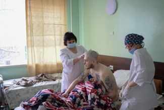 Раненый украинский солдат в центральном госпитале в Николаеве. Южная Украина, 100 километров от Одессы