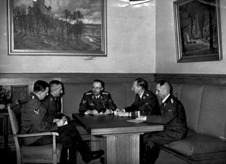Франц Йозеф Хубер (слева) с несколькими высокопоставленными нацистами, включая рейхсфюрера СС Генриха Гиммлера и начальника Главного управления имперской безопасности (РСХА) Рейнхарда Гейдриха. Снимок был сделан 8 ноября 1939 года 
