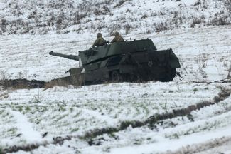 Бойцы ВСУ на танке Leopard 1A5. Их украинским войскам передал ряд стран НАТО. Среди них Германия (страна — производитель этих танков), Польша, Норвегия и Канада