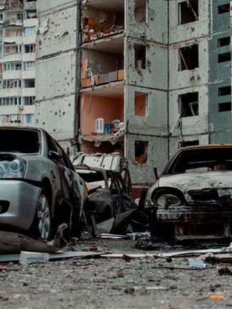 Разрушенный в результате обстрела дома на улице Черновола