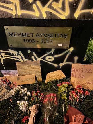 Flowers mourning Alexey Navalny at the Mehmet Ayvalıtaş monument.