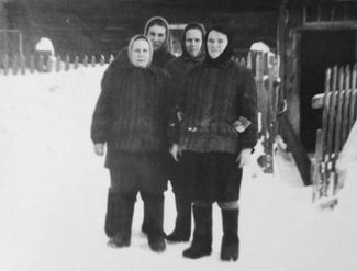 Слева — Фрида Ивановна Митькина, мать Николая Ивановича, Усть-Язьва