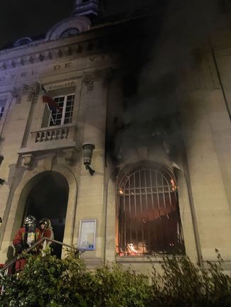 Пожар в ратуше в пригороде Парижа 