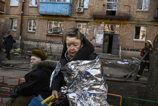 Раненая женщина после обстрела жилого района в Киеве. 