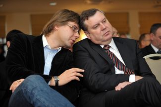 Нил Ушаков (слева) и глава фракции «Согласие» в Сейме Латвии Янис Урбанович, декабрь 2005 года