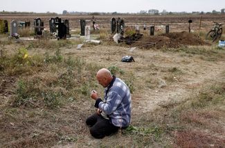 61-летний житель Грозы Валерий Козырь на кладбище. В результате ракетного обстрела он потерял дочь и других родственников. 6 октября 2023 года 