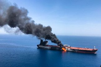 Нефтяной танкер, <a href="https://meduza.io/feature/2019/06/13/u-beregov-omana-napali-na-dva-tankera-neft-podorozhala-na-4" target="_blank">атакованный</a> в Оманском заливе, в водах между арабскими государствами Персидского залива и Ираном. 13 июня 2019 года