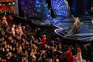 Фрэнсис Макдорманд, обладательница премии за роль в «Трех билбордах», приветствует всех женщин и просит встать номинанток