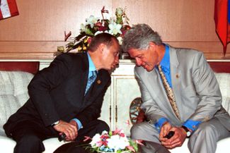 Встреча Владимира Путина и Билла Клинтона на саммите «большой восьмерки». Наго, Окинава, 28 июля 2000 года