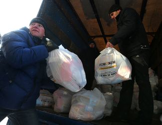 Разгрузка гуманитарной помощи от Фонда Рината Ахметова, декабрь 2014-го