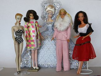 Куклы Barbie разных эпох (слева направо): 50-х, 60-х, 90-х, 70-х и 80-х