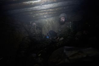 Бойцы ВСУ в укрытии на своих позициях