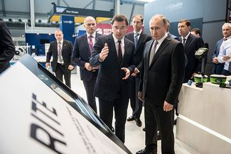 Василий Бровко и Владимир Путин у стенда «Ростеха» на выставке «Иннопром». Июль 2017 года