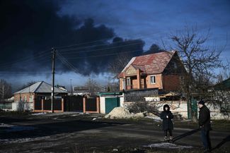 Дым над украинским военным аэродромом в Чугуеве, Харьковская область