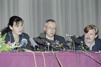 Игорь Малашенко (в центре) на пресс-конференции в августе 1997 года