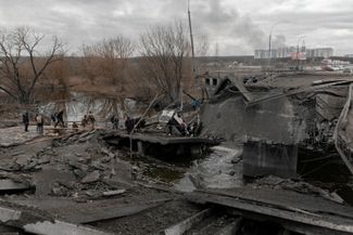 Жители Ирпеня пытаются выбраться из города по разрушенному мосту. 5 марта 2022 года