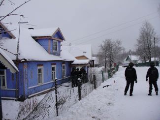 Сотрудники СОБР в Красных Стругах у дома, где находились подростки, 14 ноября 2016 года