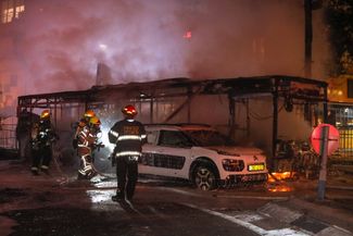 Автобус в пригороде Тель-Авива, сгоревший после попадания ракеты, выпущенной из сектора Газа