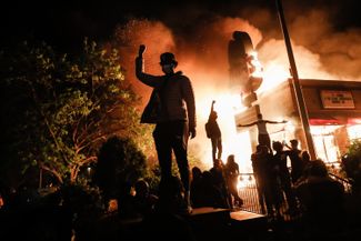 Протестующие перед горящим кафе. Миннеаполис, 29 мая 2020 года