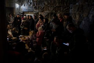 Люди во Львове прячутся во время воздушной атаки в подвале