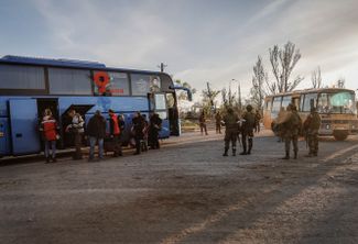 Российские военнослужащие контролируют посадку в автобус эвакуированных с «Азовстали» мирных жителей. По данным Минобороны РФ, 6 мая с предприятия удалось эвакуировать 50 человек. «Азовсталь» — последнее в Мариуполе место, которое контролируют украинские военные