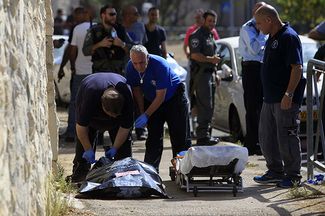 Израильская полиция рядом с телом 16-летнего палестинца: он напал на полицейского, который попросил его показать паспорт; на следующий день был застрелен во время сопротивления аресту. 18 октября 2015-го
