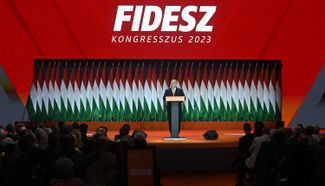 Виктор Орбан выступает с речью после своего переизбрания на пост главы партии «Фидес». 18 ноября 2023 года