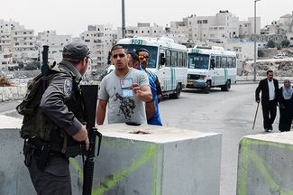 Израильская полиция перекрыла выходы из арабского района Восточного Иерусалима и проверяет всех, кто пытается пройти. 19 октября 2015-го