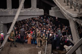 Украинцы толпятся под разрушенным мостом, пытаясь выбраться из города Ирпень через реку Ирпень, Киевская область