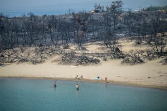 Пожар уничтожил лес рядом с пляжем Глистра в южной части греческого острова Родос