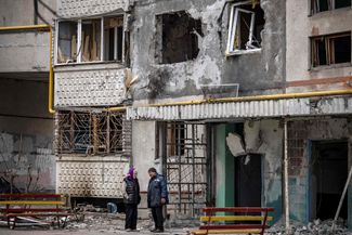 Жители Харькова возле поврежденного жилого дома