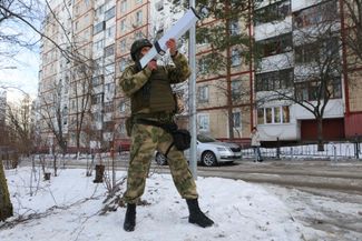 Российский военный во дворе жилого дома в Белгороде во время учебной тревоги