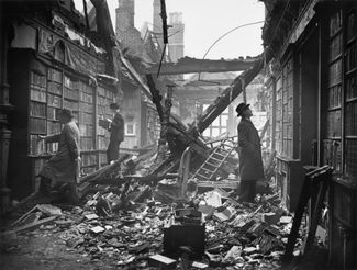 Холланд-Хаус в Кенсингтоне, разрушенный немецкой бомбардировкой. Лондон, 23 октября 1940 года