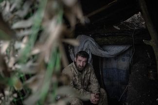 Боец ВСУ на позиции в Донецкой области