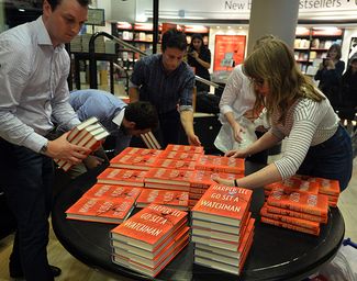 Сотрудники книжного магазина Waterstones в Лондоне раскладывают книгу Харпер Ли перед началом продаж. 13 июля 2015 года