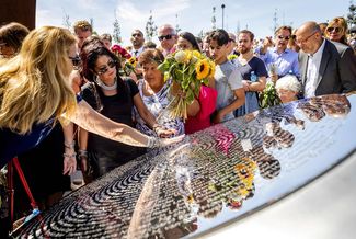 Родственники погибших в катастрофе MH17 на открытии мемориала в Нидерландах, 17 июля 2017 года