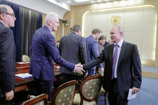 Помощник президента России Андрей Фурсенко (в центре) и Владимир Путин