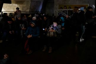 Жители Киева укрываются на одной из станций метро во время ракетного удара