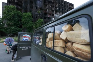 Раздача гуманитарной помощи от «Единой России» в Мариуполе. 27 июня 2022 года