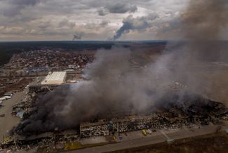Город Ирпень в Киевской области горит после бомбардировки