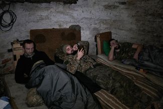 Украинские военные отдыхают на позиции