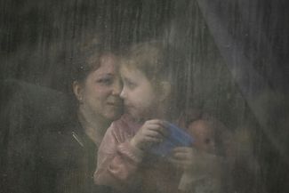Мать и дочь эвакуируются из Бахмута на автобусе. ВСУ сообщали, что российская армия пытается улучшить свое тактическое положение на бахмутском направлении при поддержке артиллерии