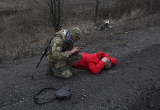 Досмотр мужчины, который вел себя «подозрительно» недалеко от позиций армии Украины. Украинская сторона многократно сообщала о многочисленных российских диверсантах, выдающих себя за украинцев
