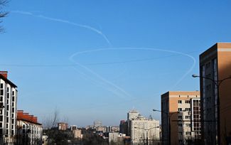 Следы от ракет в небе над Донецком