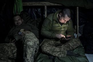 Украинские военнослужащие отдыхают в блиндаже