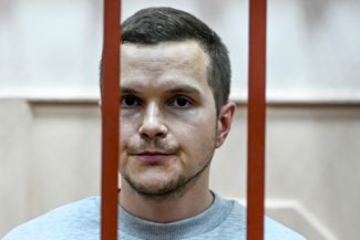 Алексей Липцер в клетке в зале Басманного суда Москвы. 13 октября 2023 года